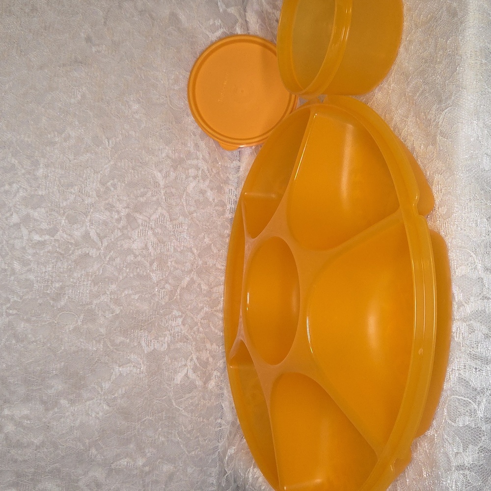 Tupperware: Round Divided Veggie Serving Tray